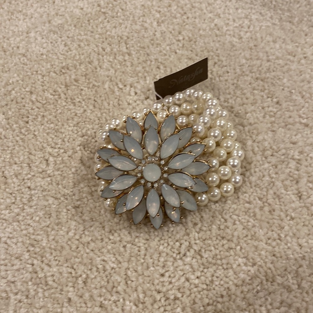 NWT Natasha iridescent flower and Pearl bracelet
